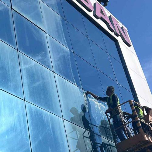 Modern ofis dış cephe cam temizlik hizmeti