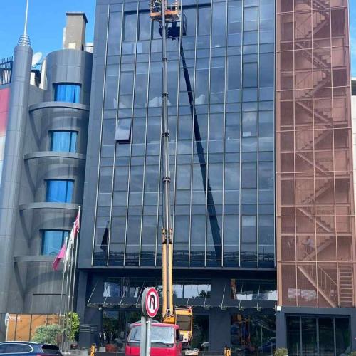 Yüksek katlı binanın dış cephe cam temizliği çalışması