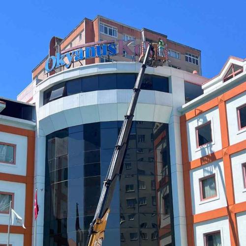 Yüksek katlı iş merkezi cephe temizliği çalışması